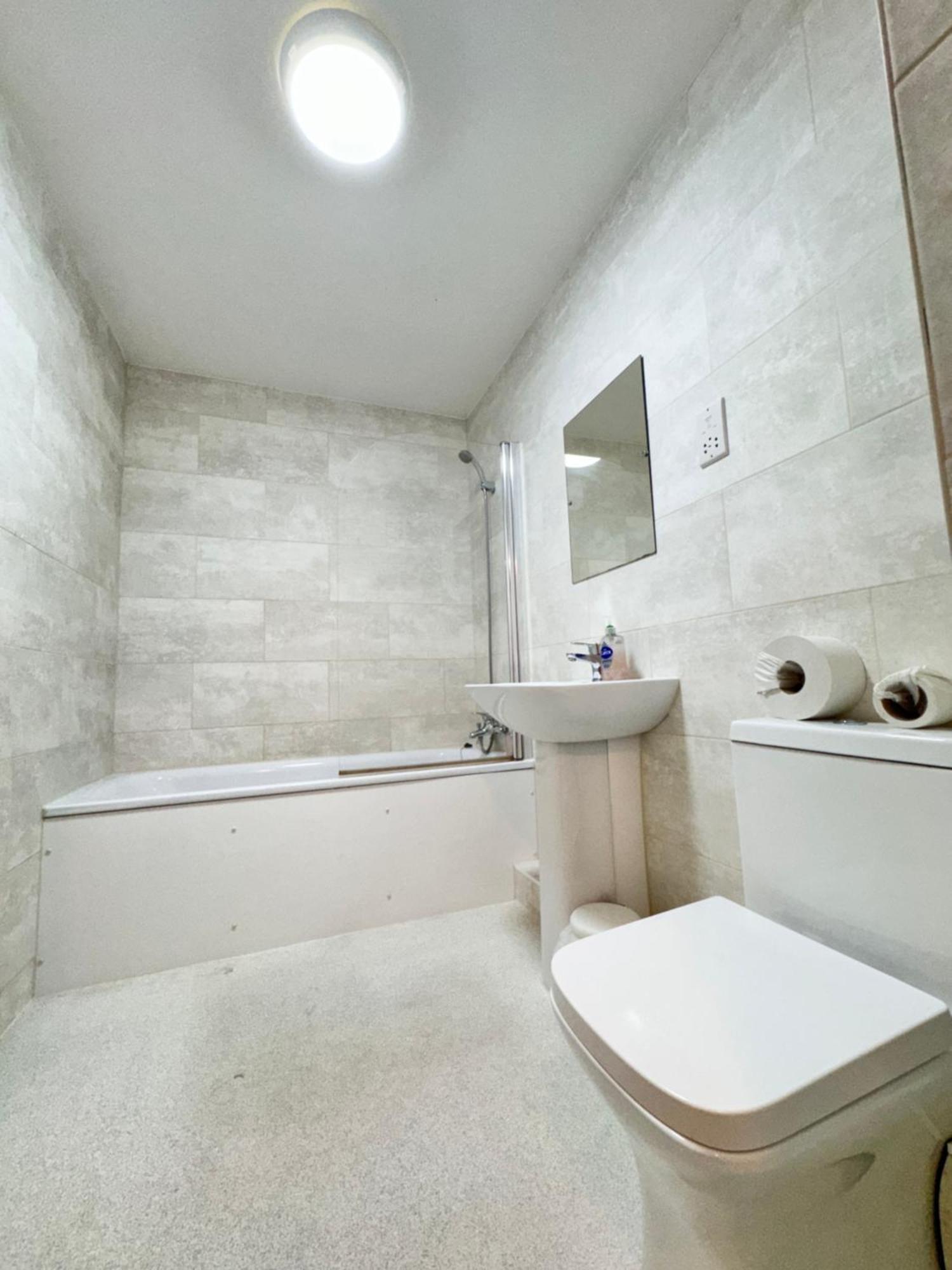 Relaxing Airport Rooms Stanwell Екстериор снимка