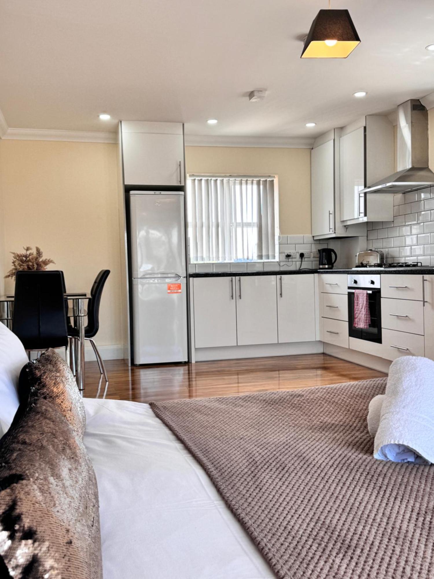 Relaxing Airport Rooms Stanwell Екстериор снимка