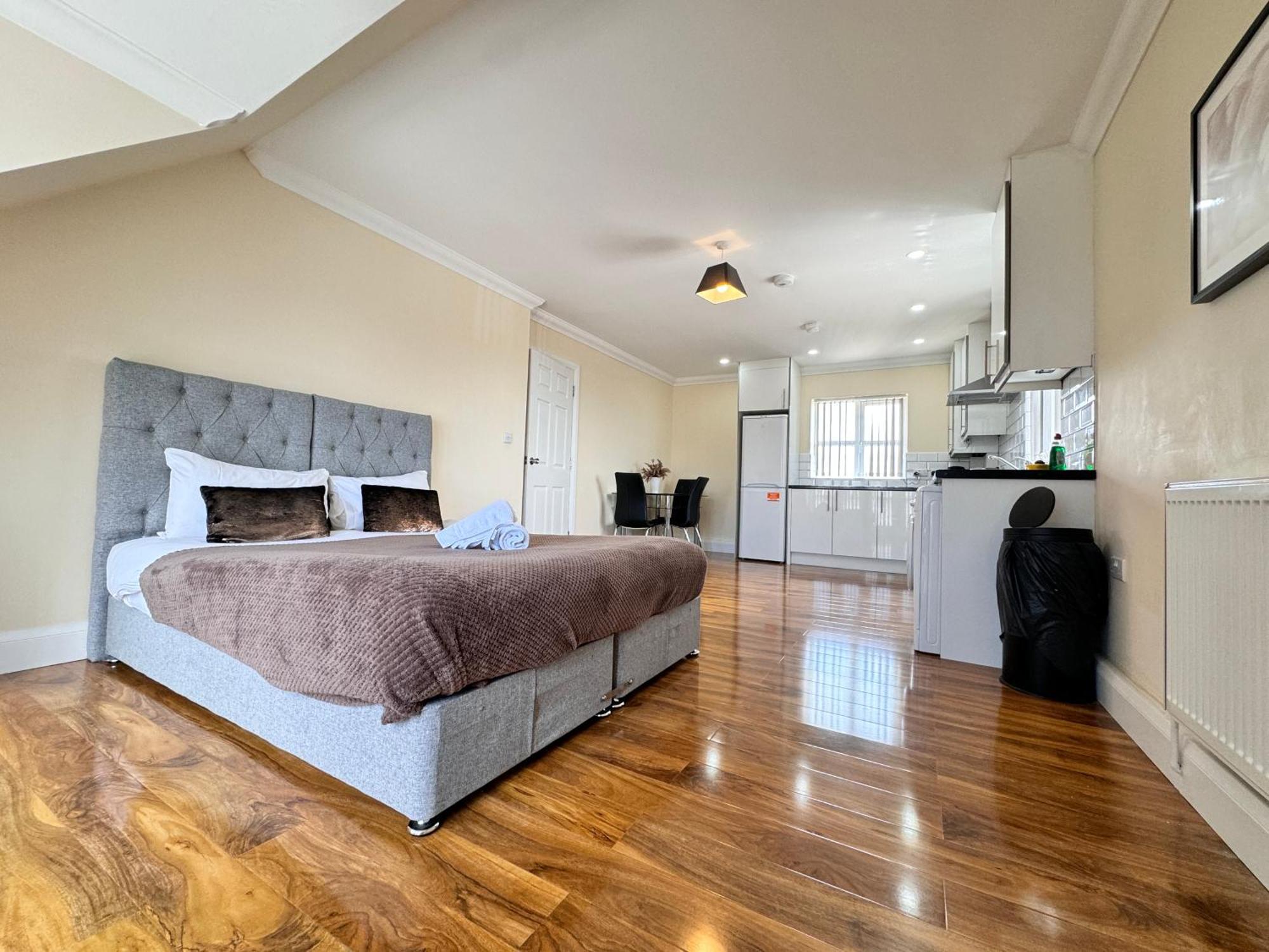 Relaxing Airport Rooms Stanwell Екстериор снимка